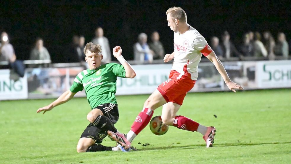 Enger Zweikampf: Der TuS Pewsum (grünes Trikot Eric Gwosdenko) und der SV Großefehn (weißes Trikot Ralf Aden) liefern sich ein Duell um die Meisterschaft. Foto: Jens Doden/Blomberg