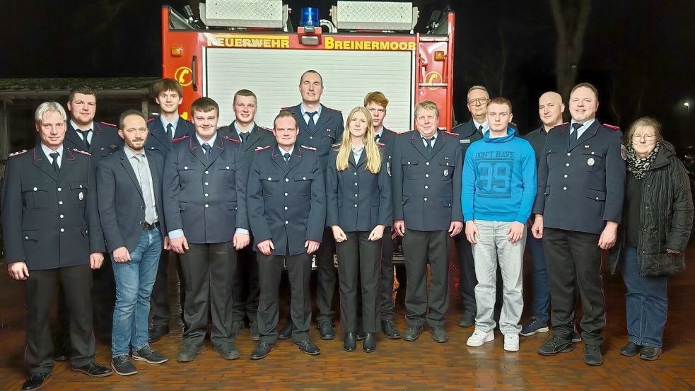 Stellten sich zum Gruppenbild auf (von links): Rainer Schulte, Ortsbrandmeister Janick Müller, Fachbereichsleiter Florian Tautrich, Tamme Ütrecht, Mirco de Groot, Jannik de Groot, Leon Hoyten, Christian Schulte, Jennifer Müller, Robert Rademacher, Eilert Grünefeld, Gemeindebrandmeister Frank Harms, Joel König, Mario Schaa, Bernd Grünefeld und Feuerwehrausschussvorsitzende Gabriele Ostholthoff. Foto: Markus Bruns/Feuerwehr