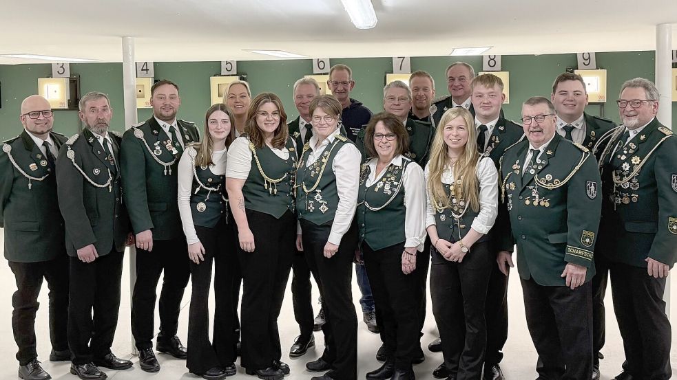 Stellten sich zum Gruppenbild auf (von links) Sascha Thomßen, Gerd Artur Wilts, Thomas Plaisier, Marie Leenders, Petra Röhrsch, Sonka Fugel, Heinz Bernhard Röhrsch, Silke Busboom, Manfred Nievenhuitzen, Marlis Thomßen, Michael Fickel, Michael Thomßen, Klaus de Boer, Martina Thomßen, Dorian Reents, Gerold Busboom, Till Heyen und Werner Thomßen. Foto: Schützenverein „Eiche“ Idafehn