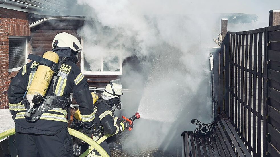 Die beiden Wehren aus Holterfehn und Ostrhauderfehn konnten das Feuer unter Kontrolle bringen. Foto: Sascha Block/Feuerwehr Ostrhauderfehn