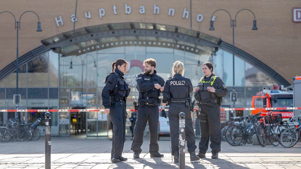 Ein Anrufer hatte über den Zentralruf der Polizei mitgeteilt, Sprengstoff sei im Bremer Hauptbahnhof abgelegt worden. Foto: Sina Schuldt