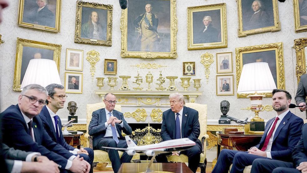 Auch Vizepräsident JD Vance war im Oval Office wieder dabei. Foto: Kay Nietfeld/dpa