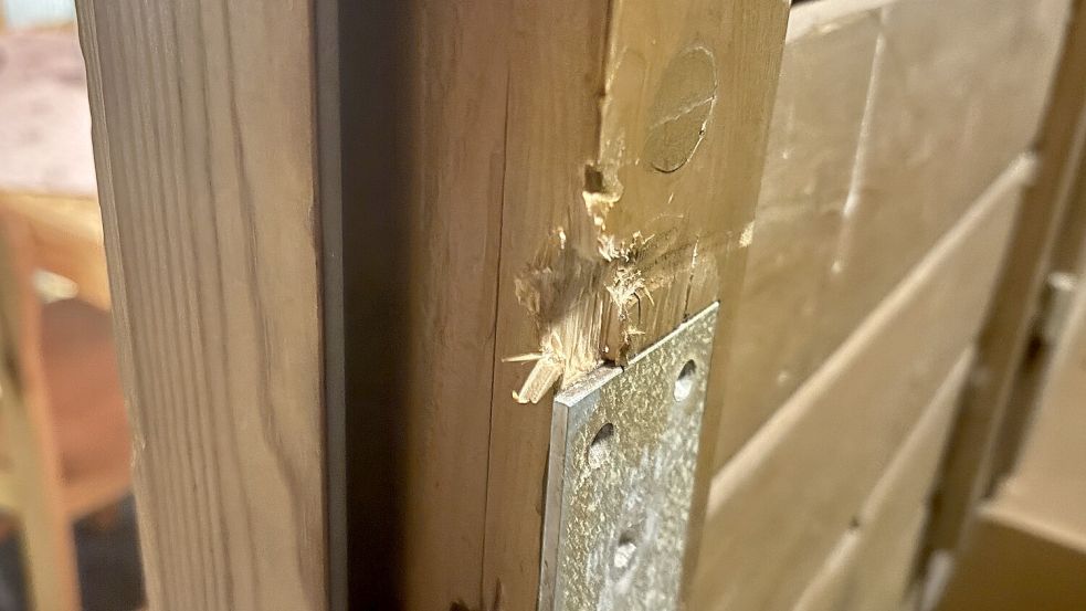 An der Tür zum Clubraum der Tennis-Abteilung von TuRa 07 Westrhauderfehn sind mehrere solcher Einbruchspuren zu sehen. Fotos: Henrik Zein