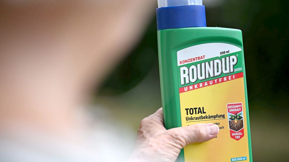 Eine Frau hält eine alte Packung des Unkrautvernichters Glyphosat in den Händen. Foto: Wolf von Dewitz/dpa