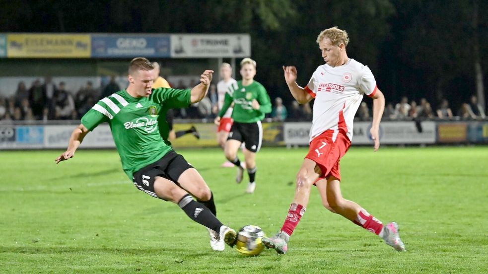Der TuS Pewsum (links Julian Jauken) und der SV Großefehn (rechts Holger Wulff) liefern sich ein spannendes Duell an der Bezirksliga-Spitze. Das Hinspiel ging 0:0 aus. Foto: Jens Doden/Blomberg