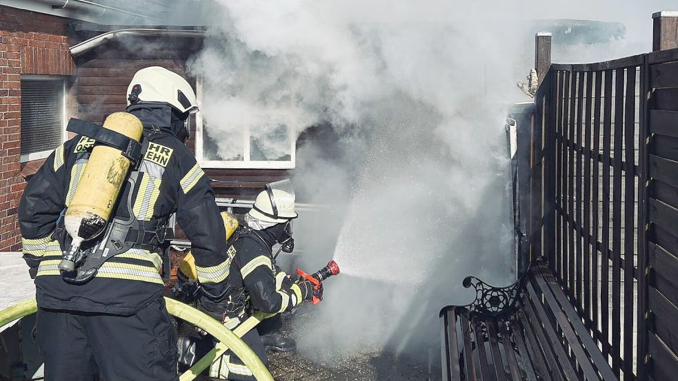 Die beiden Wehren aus Holterfehn und Ostrhauderfehn konnten das Feuer unter Kontrolle bringen. Foto: Sascha Block/Feuerwehr Ostrhauderfehn
