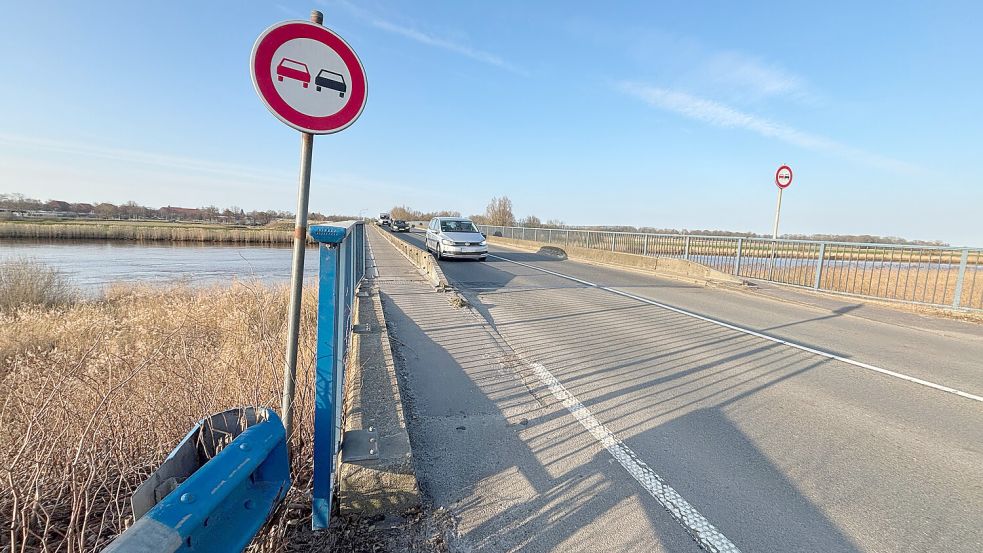 Die alte Ledabrücke ist marode. Durch eine Gewichtsbeschränkung versucht man, sie noch bis zur Fertigstellung des Neubaus nutzen zu können. Foto: Jonas Bothe