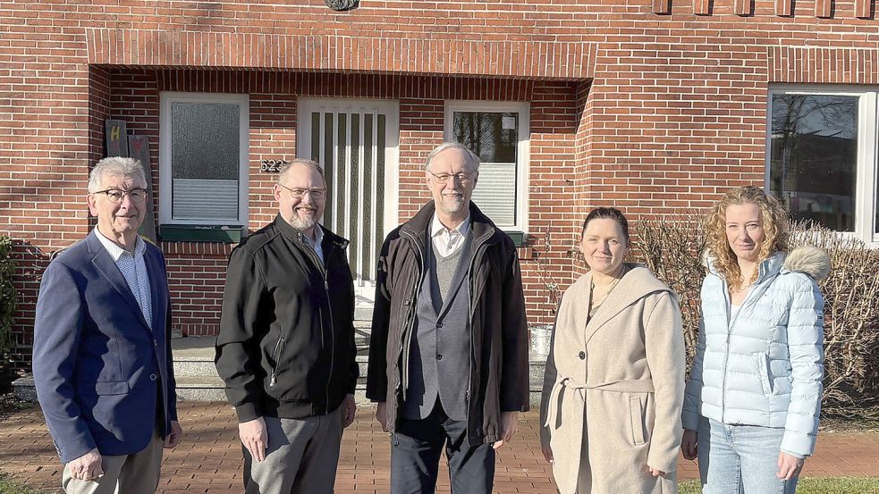 Hans-Theo Strohschnieder (Kirchenausschuss), Bürgermeister Thomas Otto, Pfarrer Ludger Fischer sowie Kita-Mitarbeiterin Andrea Rasche und die stellvertretende Kita-Leiterin Telka Franken. Foto: Horst Kruse