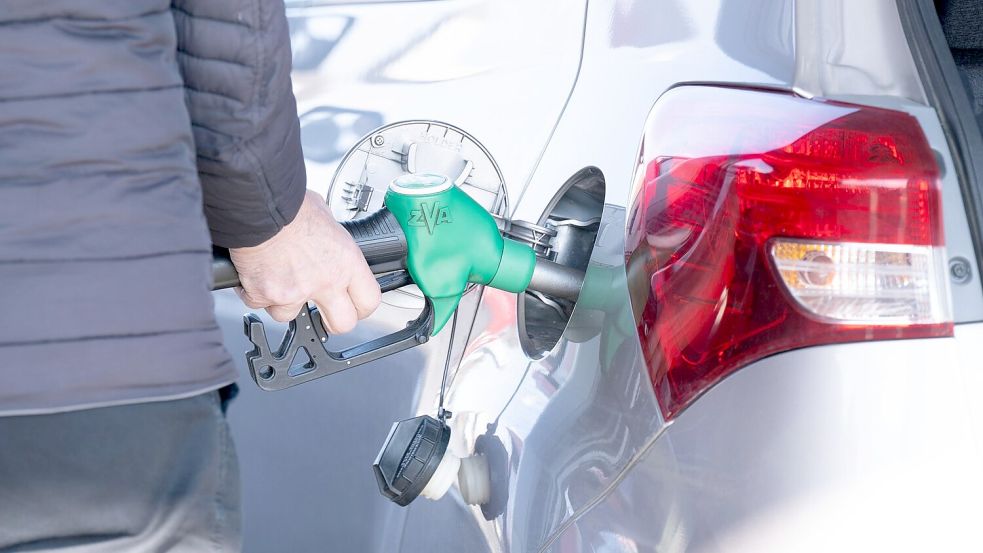Die Bundesregierung will prüfen, ob die hohen Preise an der Tankstelle gerechtfertigt sind. Foto: Sebastian Kahnert