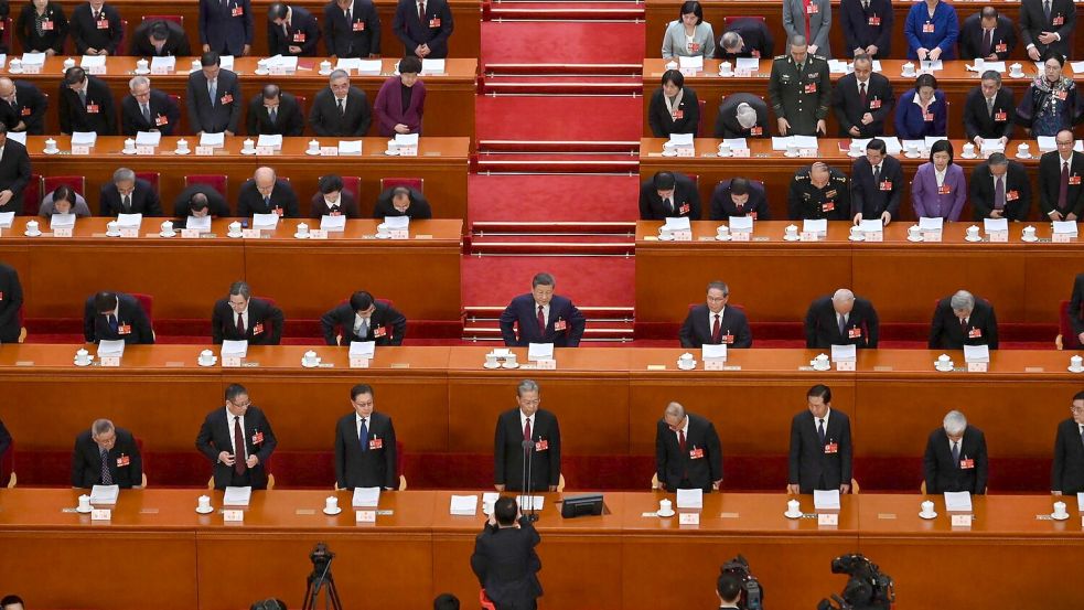Auch Staats- und Parteichef Xi Jinping verfolgt in der Großen Halle des Volkes des Auftakt des Volkskongresses. Foto: Johannes Neudecker/dpa