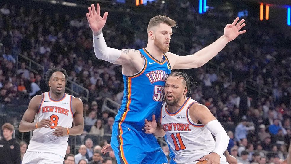 Oklahomas Isaiah Hartenstein (M) verletzte sich in der Partie gegen die New York Knicks an der Wade. Foto: Frank Franklin II/AP/dpa