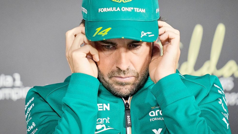 Fernando Alonso steht vor einer komplizierten Saison. (Archivbild) Foto: Darko Bandic/AP/dpa