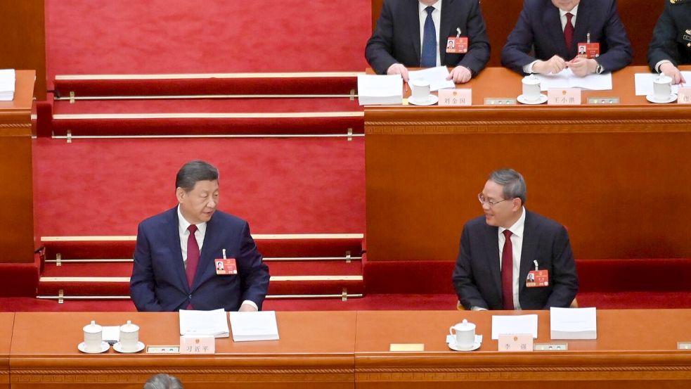 Auch Staats- und Parteichef Xi Jinping verfolgt in der Großen Halle des Volkes den Auftakt des Volkskongresses. Foto: Johannes Neudecker/dpa