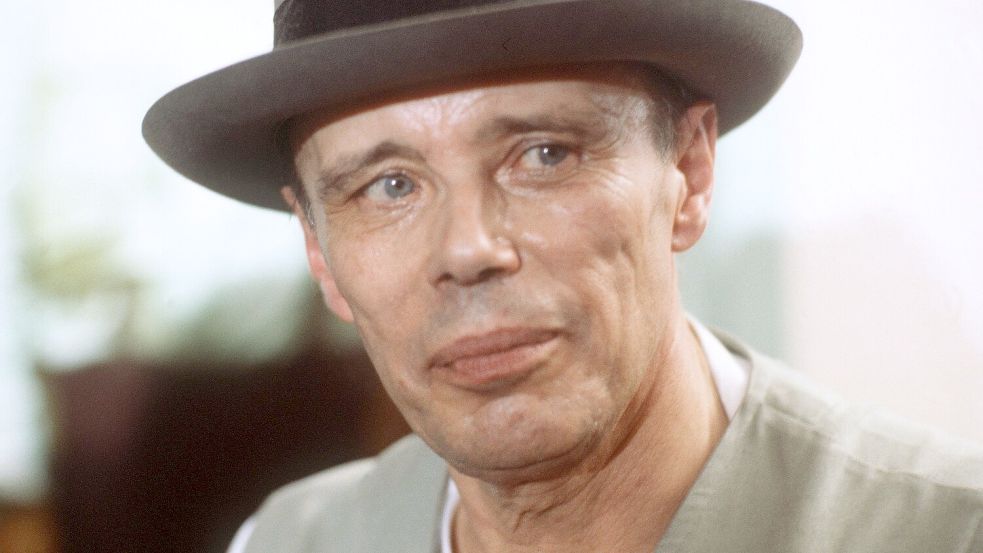 Der Jahrhundertkünstler Joseph Beuys (1921-1986) war bekannt für Werke aus Fettecken und Filz. (Archivbild) Foto: -/dpa
