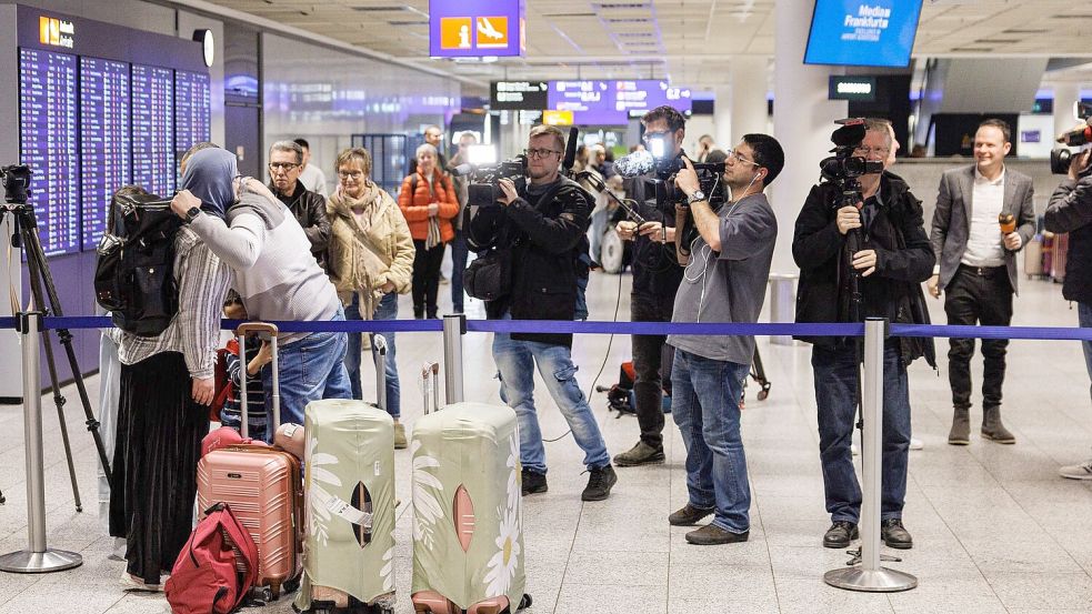 Erleichterung und Umarmungen am Flughafen Frankfurt. Foto: Hannes P. Albert/dpa