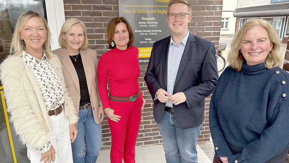 Drei Bildungsträger, eine Meinung (von links): Nicola Fuhler und Birgit Walker (Bildungswerk Friesoythe), Ilona Heydt (Bildungswerk Cloppenburg) und Dr. Christina Neumann (Volkshochschule Cloppenburg) kritisieren den Zulassungsstopp für Integrationskurse. Landtagsabgeordneter Lukas Reinken will Kontakte zu Bundestagsabgeordneten nutzen. Foto: Claudia Wimberg