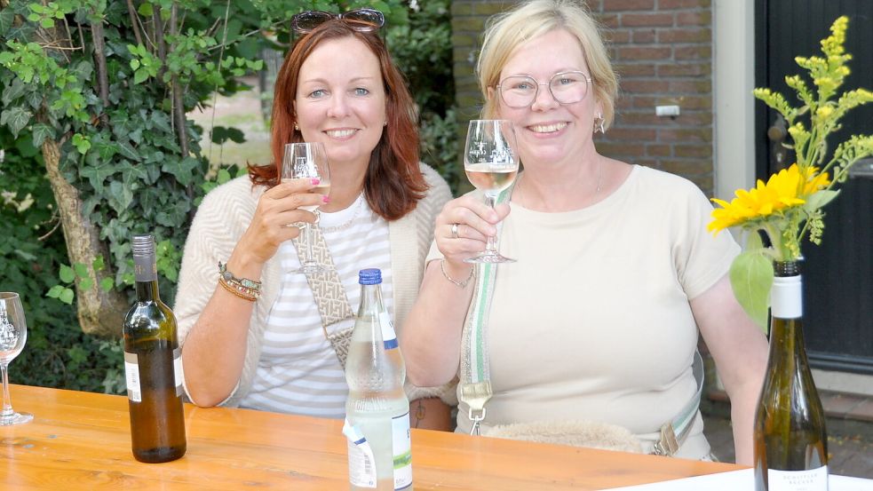 Weine genießen im Rathaus-Innenhof: Das Weinfest von Leer ist beliebt. Foto: Bodo Wolters/Archiv
