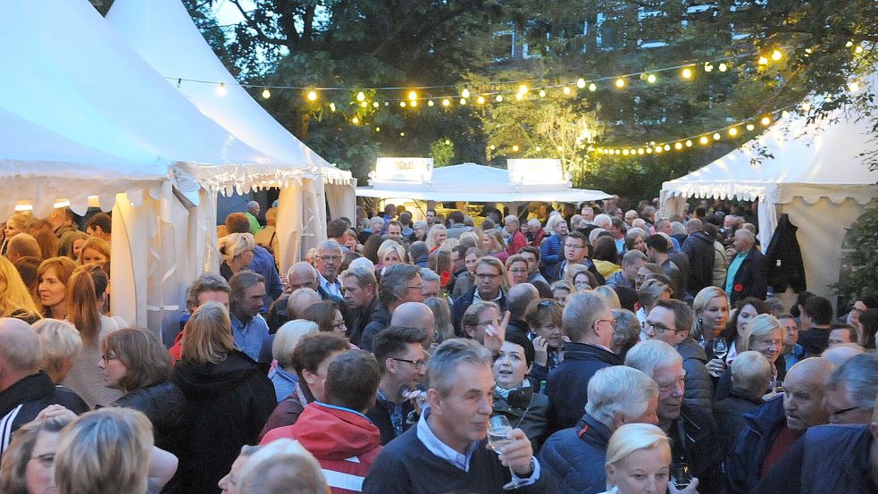 Stimmungsvoll ist das Weinfest in Leer. Foto: Bodo Wolters/Archiv