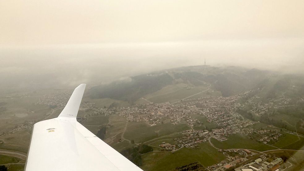 So massiv wird es diesmal nicht: Im März 2022 erlebte Deutschland ein intensives Saharastaubereignis. Der Deutsche Wetterdienst dokumentierte das Ereignis auch aus der Luft. Der Blick aus dem Forschungsflugzeug auf das Observatorium Hohenpeißenberg zeigt deutlich den Saharastaub in der Luft. Archivfoto: Hochschule Düsseldorf/DWD
