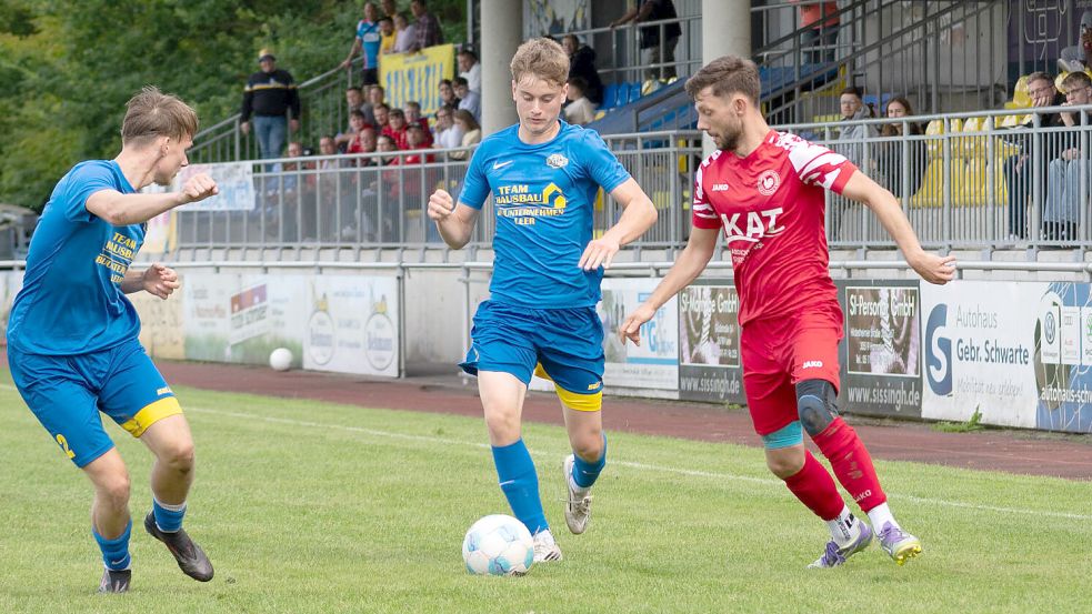 Germania Leer (blaue Trikots) möchte gegen den Vorletzten aus Hinte den dritten Saisonsieg feiern. Archivfoto: Lohmann
