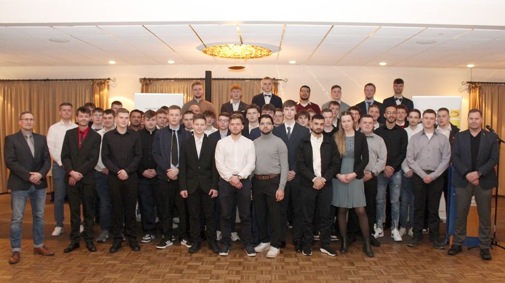 Erleichterung und Stolz über das Erreichte waren ihnen anzusehen: Die 52 frisch ausgelernten Elektronikerinnen und Elektroniker freuten sich über die Glückwünsche zur bestandenen Ausbildung von Obermeister Klaus Freese (rechts) und Lehrlingswart Ralf de Vries (links). Foto: HWK/J. Stöppel