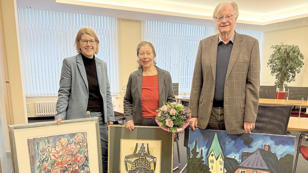 Daniela Kamp (von links), Annelore Park und Hans Michaelis freuen sich über die Gemälde, die jetzt dem Klinikum gehören. Foto: privat.
