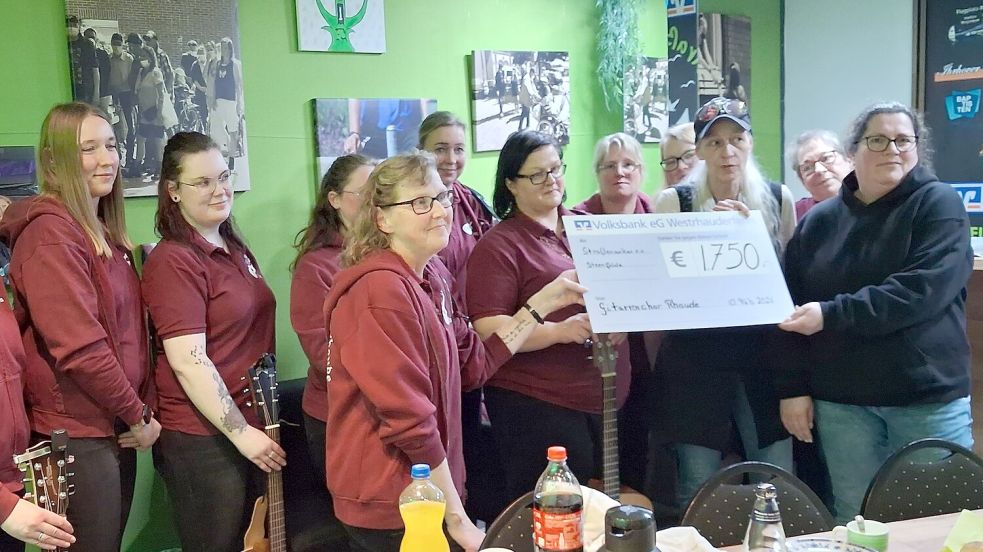 An den Verein Straßenanker aus Steenfelde überreichte jetzt der Gitarrenchor Rhaude einen symbolischen Spendenscheck über die Summe von 1750 Euro. Dort freute man sich über die finanzielle Unterstützung, die Bedürftigen zugutekommt. Foto: privat
