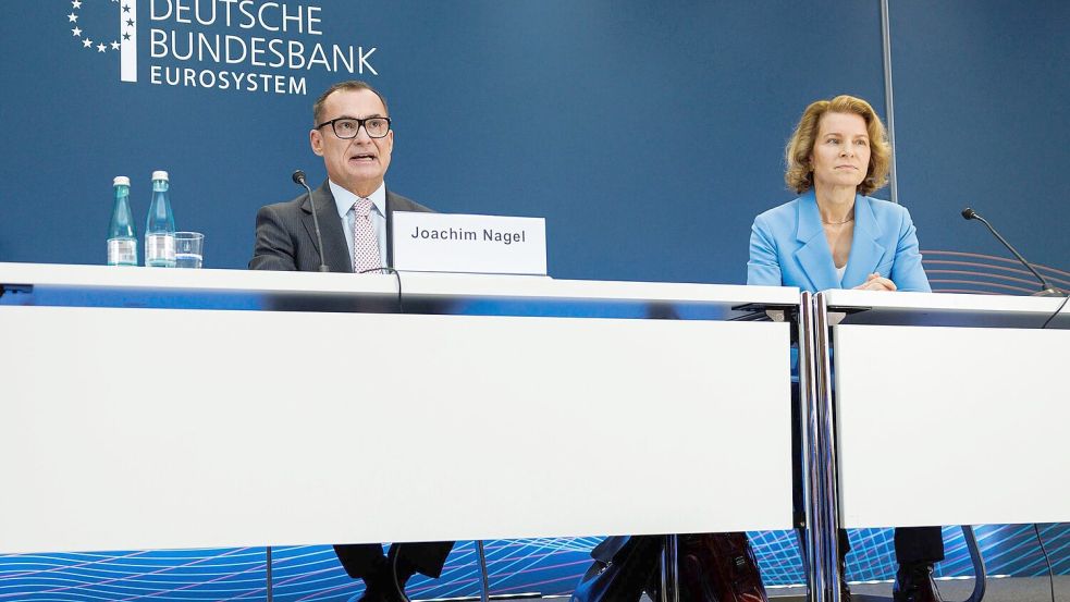 Bundesbank-Präsident Nagel und Vizepräsidentin Sabine Mauderer stellen die Bilanz vor. Foto: Hannes P. Albert/dpa