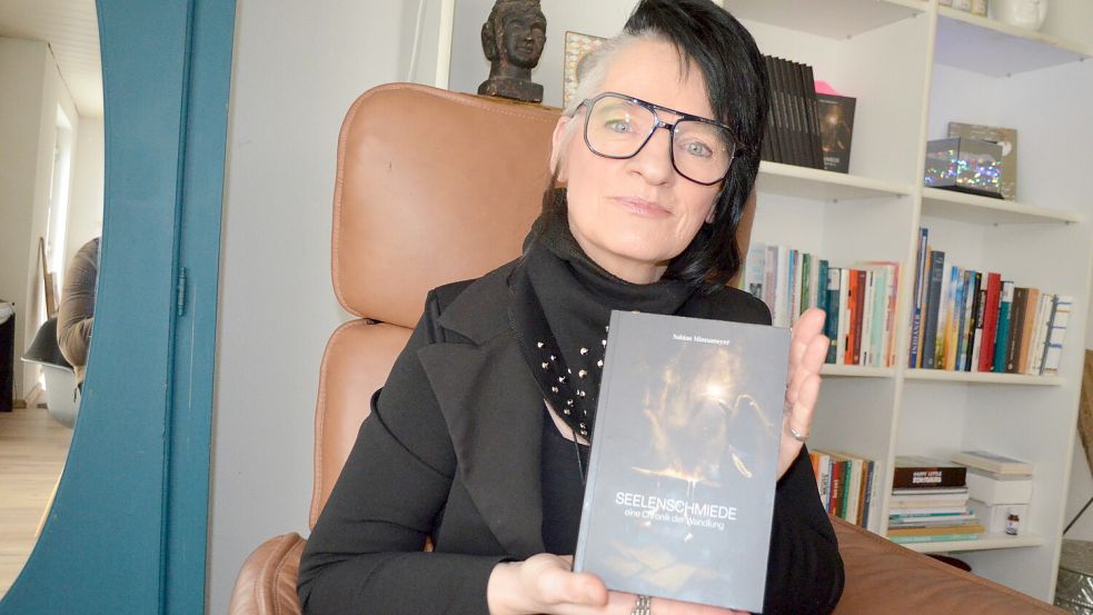 Das Buch "Seelenschmiede - eine Chronik der Wandlung", das Sabine Minnameyer im Herbst 2025 im Selbstverlag epubli herausgebracht hat. Zu kaufen ist das Buch für 17,90 Euro im lokalen Buchhandel und über das Internet. Foto: Astrid Fertig