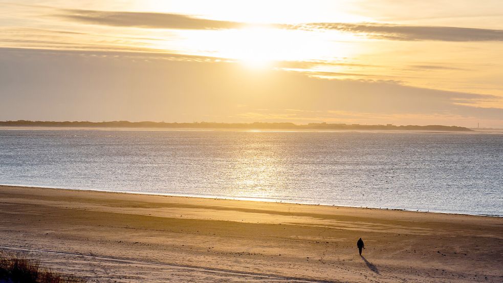 Das Wochenende soll in Ostfriesland über weite Strecken mild werden. Auf den Inseln – wie hier auf Langeoog – muss man sich aber auf kühlere Temperaturen einstellen. Foto: Hauke-Christian Dittrich/dpa
