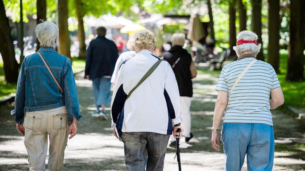 Seniorinnen und Senioren erhalten höhere Bezüge. (Symbolbild) Foto: Christoph Soeder/dpa