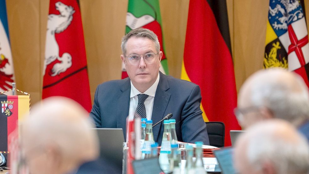 Dem Thema Sicherheit müsse bei der Finanzierung des ÖPNV viel Raum eingeräumt werden, sagte Ministerpräsident Schweitzer. Foto: Michael Kappeler/dpa