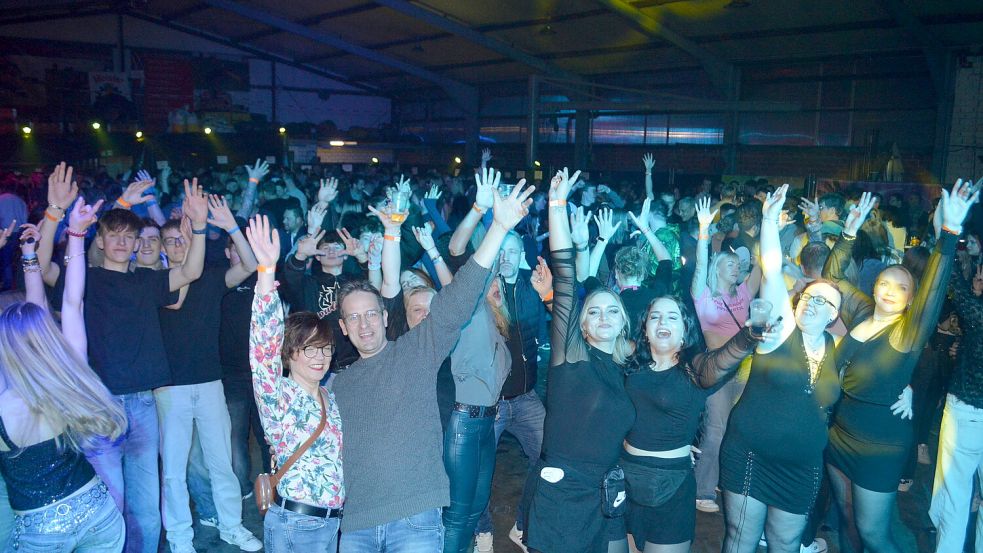 Unter dem Motto „Musik-Team und Freunde-Party Extreme“ feiern die Besucher in beiden Hallen des Lohnbetriebes Thomßen in Idafehn bis weit in den frühen Morgen hinein. Foto: Holger Weers/Archiv