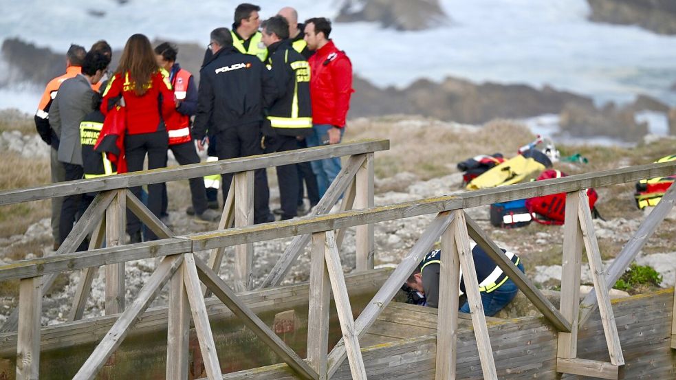 Zwei Tage nach dem Einsturz eines Holzstegs an der Küste der spanischen Region Kantabrien ist die letzte Vermisste tot gefunden worden. Die Zahl der Todesopfer des Unglücks vom Dienstag steigt damit auf sechs. Nur eine Frau überlebte. Foto: Nacho Cubero/EUROPA PRESS/dpa
