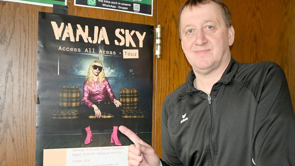Gastwirt Andreas Plümer von Plümers Gaststätte in Rhauderfehn freut sich schon auf Vanja Sky, die mit ihrer Band am 14. März in Rhauderfehn auftritt. Foto: Holger Weers