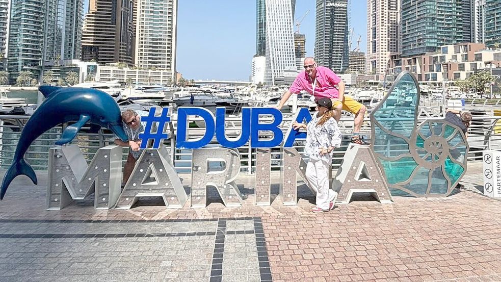 Jan-Niklas Fresemann (links) und Cord Pleis aus Leer besichtigen mit ihren Partnerinnen Dubai – einen Tag, bevor die Stadt Ziel von Vergeltungsangriffen des Iran wird. Foto: Jan-Niklas Fresemann