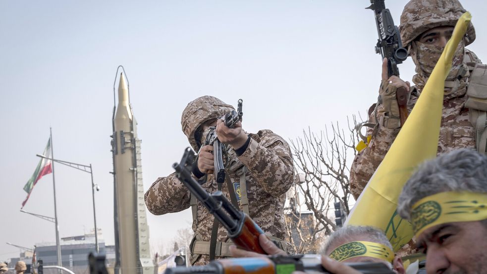 Lange tat sich die Bundesregierung schwer die Iranischen Revolutionsgarden, hier bei einer Parade im Jahr 2025, als Terrororganisation einzustufen. Foto: IMAGO/NurPhoto