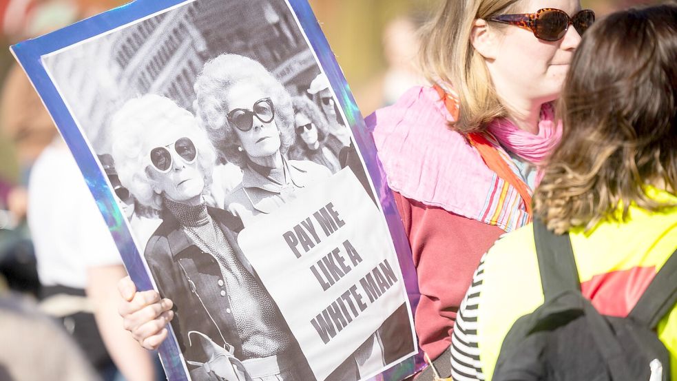 Im letzten Jahr demonstrierten Frauen in Osnabrück am Weltfrauentag – unter anderem für gleiche Bezahlung. Doch die Ungleichbehandlung zeigt sich in vielen Bereichen des Lebens. Auch auf Programmen klassischer Konzerte. Foto: Detlef Heese
