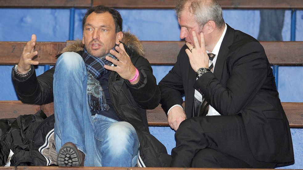 Spektakulärer Trainer-Rausschmiss: 2013 entließ VfL-Präsident Christian Kröger (rechts) Trainer Claus-Dieter Wollitz. Foto: Foto: osnapix