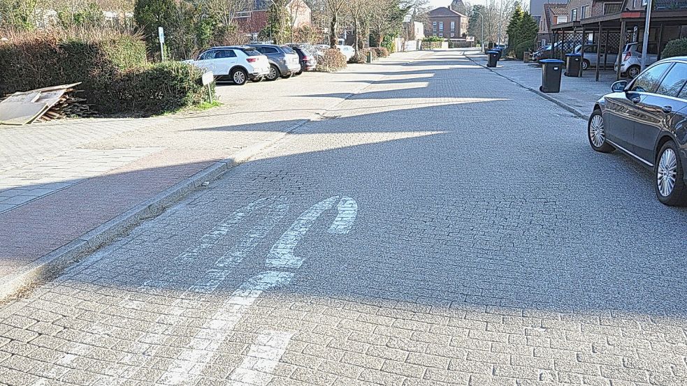 Zebrastreifen und eine veränderte Verkehrsführung auf dem Schulparkplatz sollen zur Verbesserung der Verkehrssicherheit auf der Wiesenstraße in Weener beitragen. Foto: Bodo Wolters