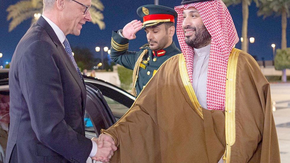 Kanzler Friedrich Merz macht Mitte Februar dem saudischen Kronprinzen Mohammed Bin Salman den Hof. Aber war da nicht was? Foto: IMAGO/APAimages