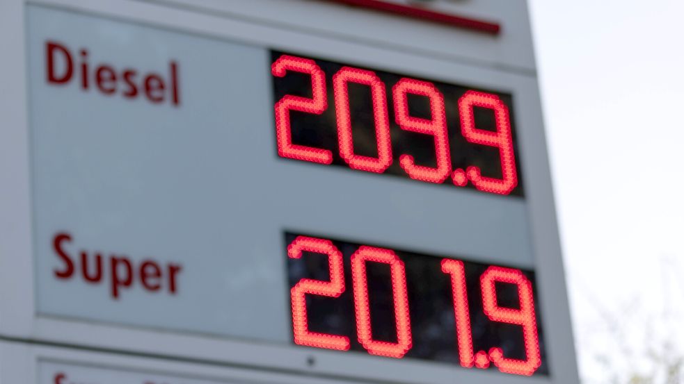 Am Freitagmorgen lag der Durchschnittspreis für einen Liter Diesel in Deutschland schon bei 2,109 Euro. Foto: IMAGO/Marc John