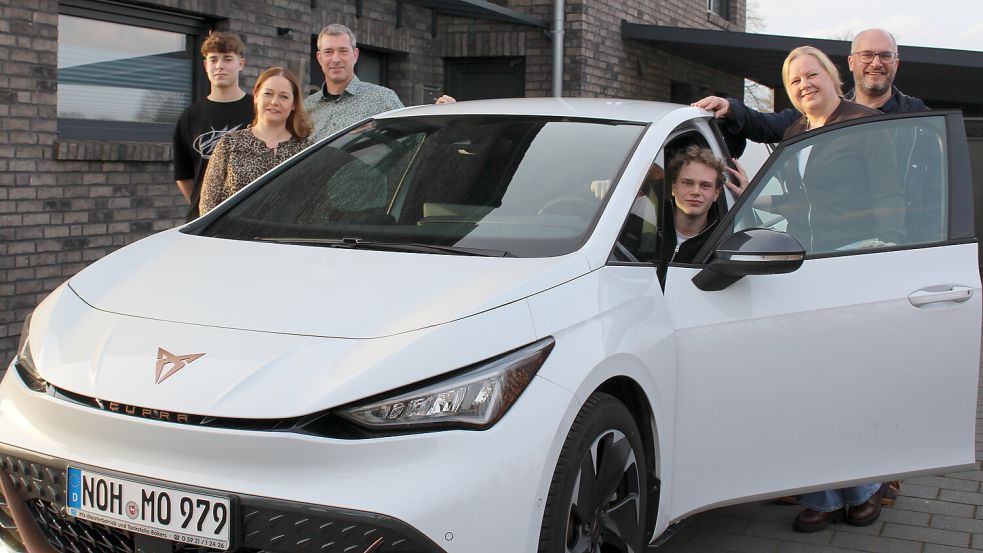 Drei Monate haben sich die Familien Stindt (links) und Bührmann aus Esterwegen im Rahmen des Carsharing-Projektes des Landkreises Emsland ein Auto geteilt. Insbesondere die Fahranfänger Henrik Stindt (links) und Ole Bührmann (am Steuer) profitierten vom zusätzlichen Fahrzeug. Foto: Christian Belling