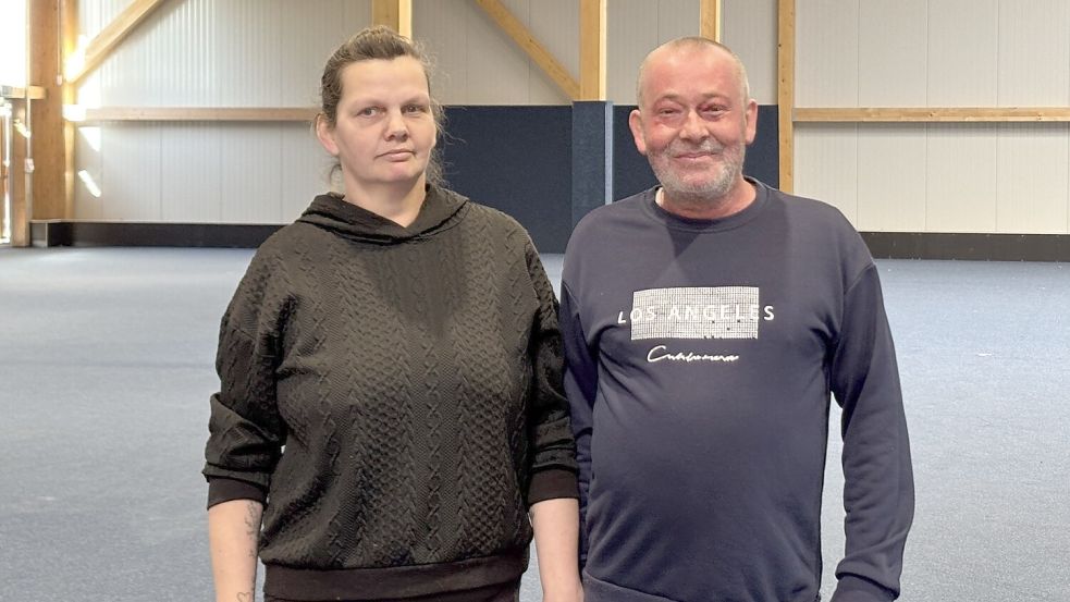 Eigentümer Marion und Ralf Kastner in der neuen Halle des „Kinnerkrams“ in Grotegaste. Foto: Björn Klüver