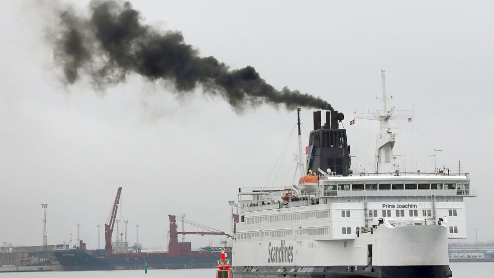 Ein Fährschiff stößt 2013 im Ostseebad Rostock-Warnemünde eine Abgaswolke aus. (Archivbild) Foto: Bernd Wüstneck