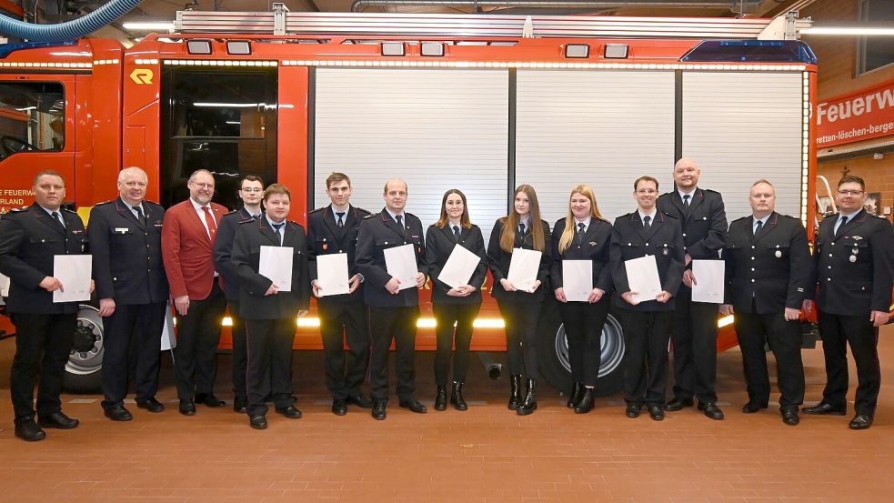 Gemeinsam auf einem Foto: Führungskräfte der Feuerwehr Scharrel, Saterlands Bürgermeister Thomas Otto sowie die in der Generalversammlung geehrten und beförderten Kameradinnen und Kameraden. Foto: Thomas Giehl/Feuerwehr Saterland