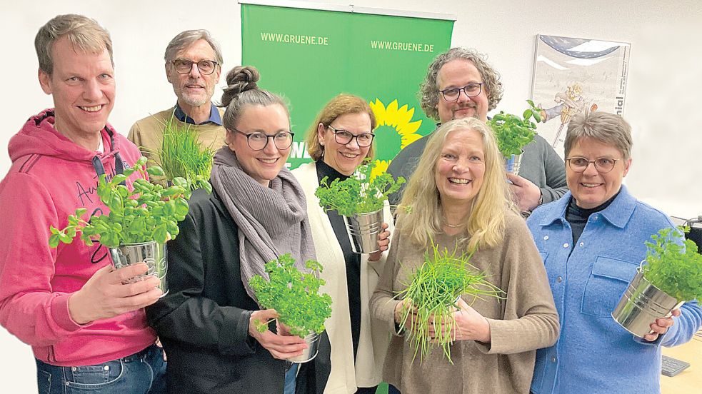 Der Grünen-Kreisvorstand Cloppenburg (von links): Christian Jegensdorf, Heinz-Hermann Thelken, Jana Müller-Stuke, Martina Reichel-Hoffmann, Sabine Bay (vorne), Marius Meyer, Anne Rameil. Foto: Michael Jäger/Bündnis 90/Die Grünen
