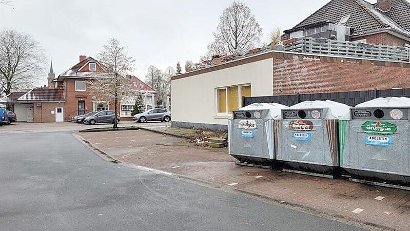 Die Altkleidercontainer am Untenende sind weg: Das Ehepaar Dirk und Susanne Gruben, denen das Gelände gehört, hatten den Landkreis Leer veranlasst, die Container abzubauen. Grund war, dass der Standort zuletzt sehr vollgemüllt war und die Leerung nicht mehr zuverlässig erfolgte. Den Auftrag dafür hat der Landkreis an einen Subunternehmer vergeben, das Unternehmen BreEnt aus Bremen. Foto: Maike Meyerhoff