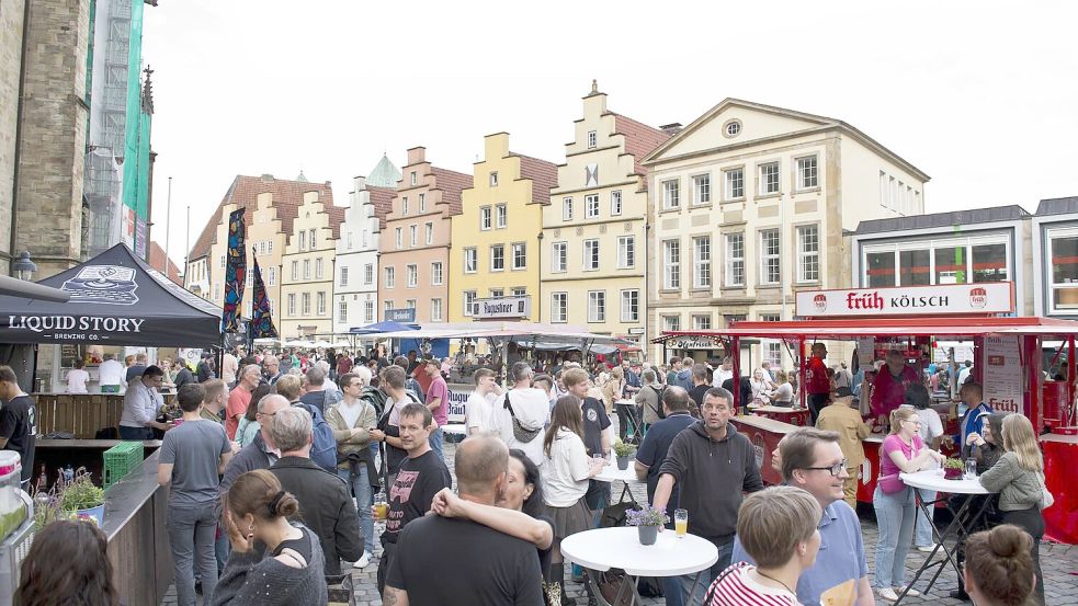 Viel los war in den vergangenen Jahren auf dem Marktplatz in Osnabrück, wenn dort das Bierfest von Michael Solms eröffnet wurde. Künftig soll ein anderer Betreiber das Bierfest ausrichten. Foto: Philipp Hülsmann