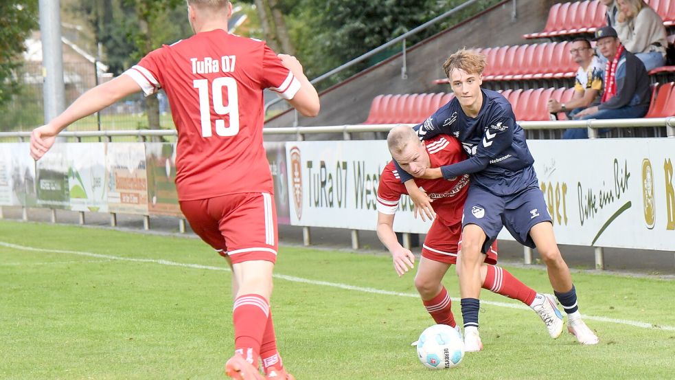 Kurzzeitig die Sportart verwechselt wurde im Hinspiel in dieser Szene. Das erste Aufeinandertreffen gegen Aurich gewann TuRa (rotes Trikot) mit 4:2. Foto: Hans Damm